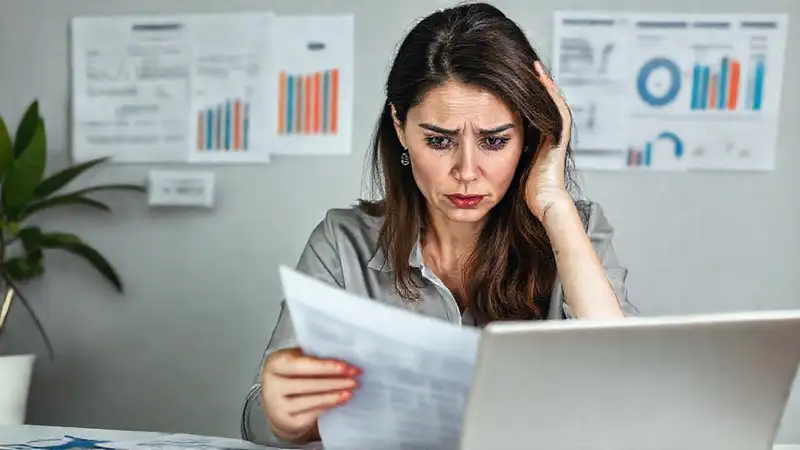 La empresaria afronta facturas atrasadas con ansiedad
